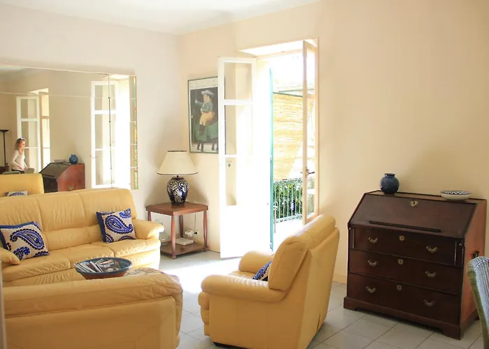 Reine, Rc Jardin Apartment Cannes